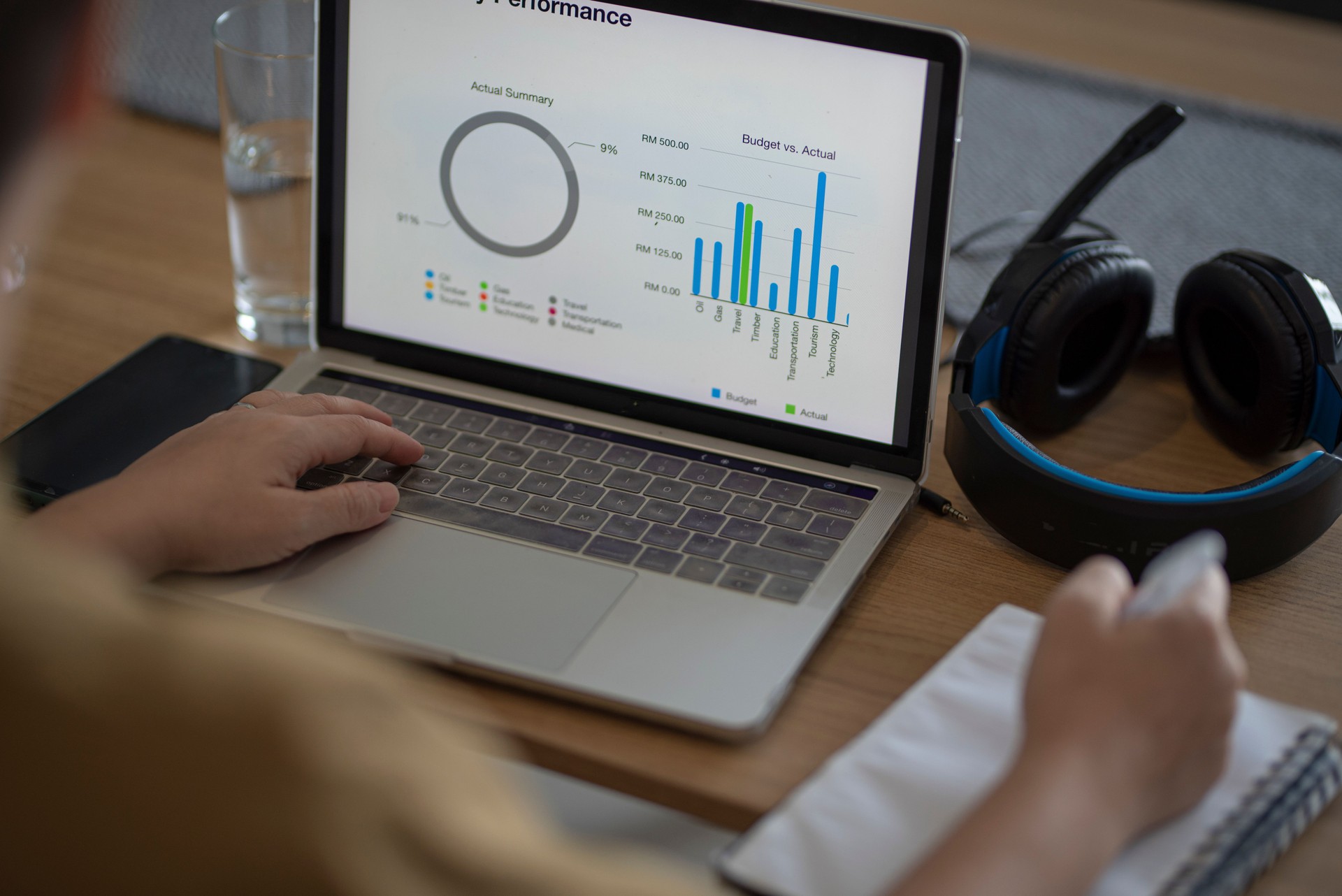 Donna asiatica cinese seduta in un luogo di lavoro cosharing con segno di distanziamento sociale e disposizione con la maschera facciale, maschera chirurgica e lavoro con il suo laptop